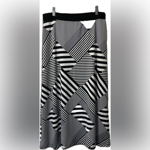 Laura Petites Black & White Stripe Patchwork Print Pull-on Maxi Skirt. Size L. - Picture 3 of 7